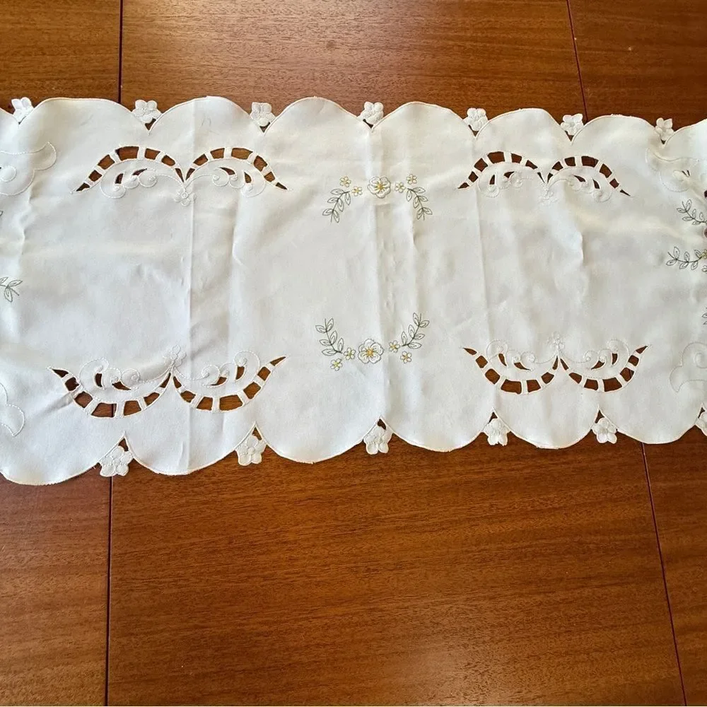 Vintage Doily Style Table Rubber With Embroidered Pink And Green Flowers 57”x15”